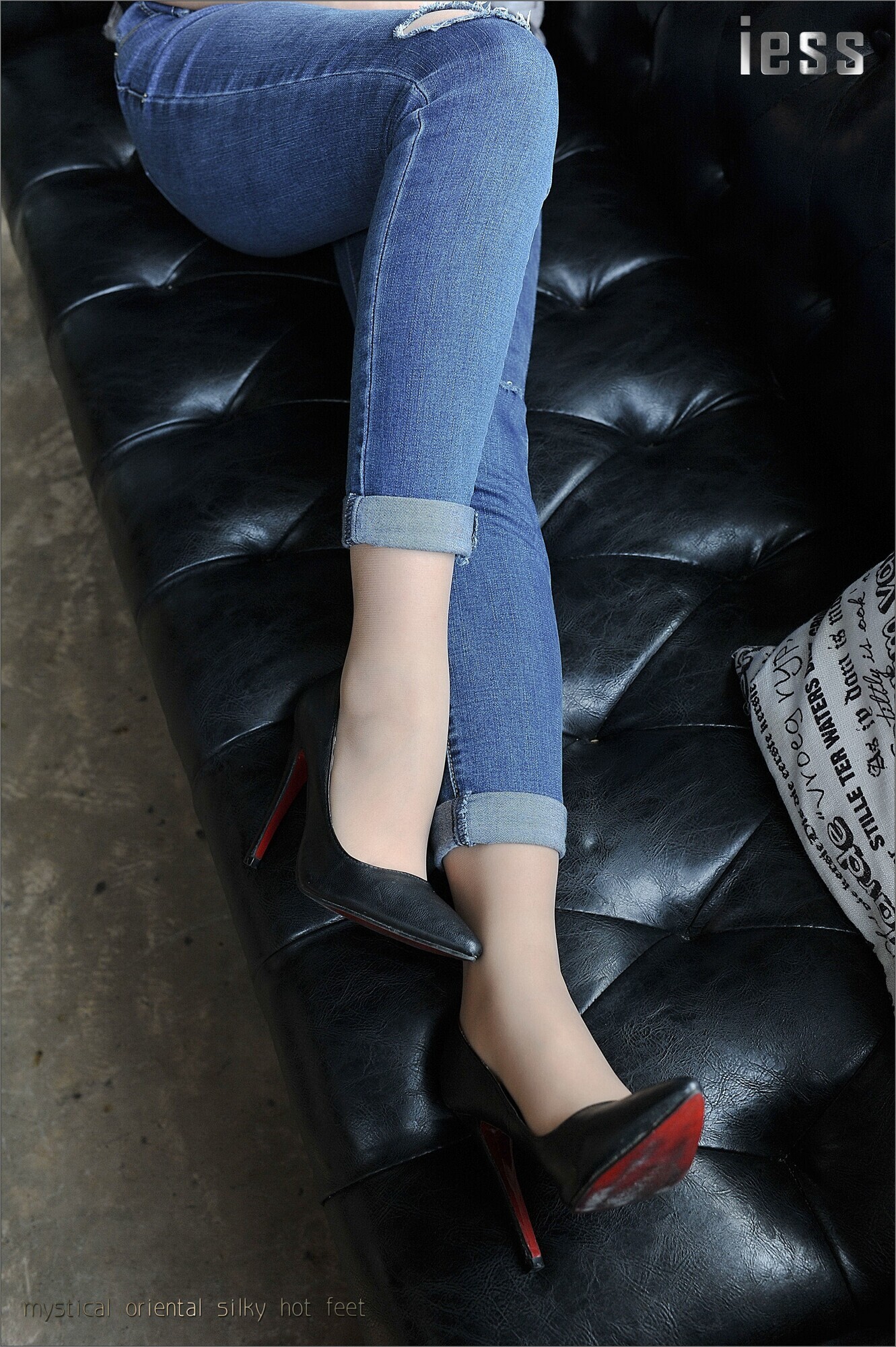 [IESS] Zhang Xinyue's silk feet, high heels and jeans